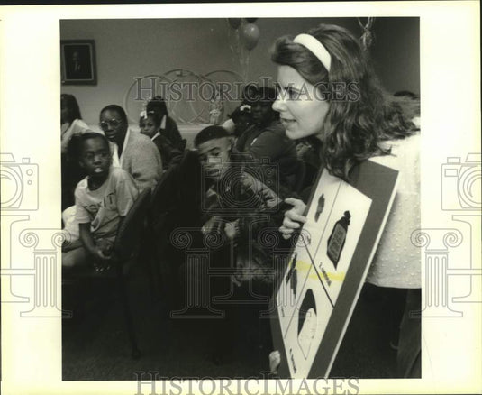 1994 Press Photo Kristine David discusses food groups at Meadowcrest Hospital- Historic Images