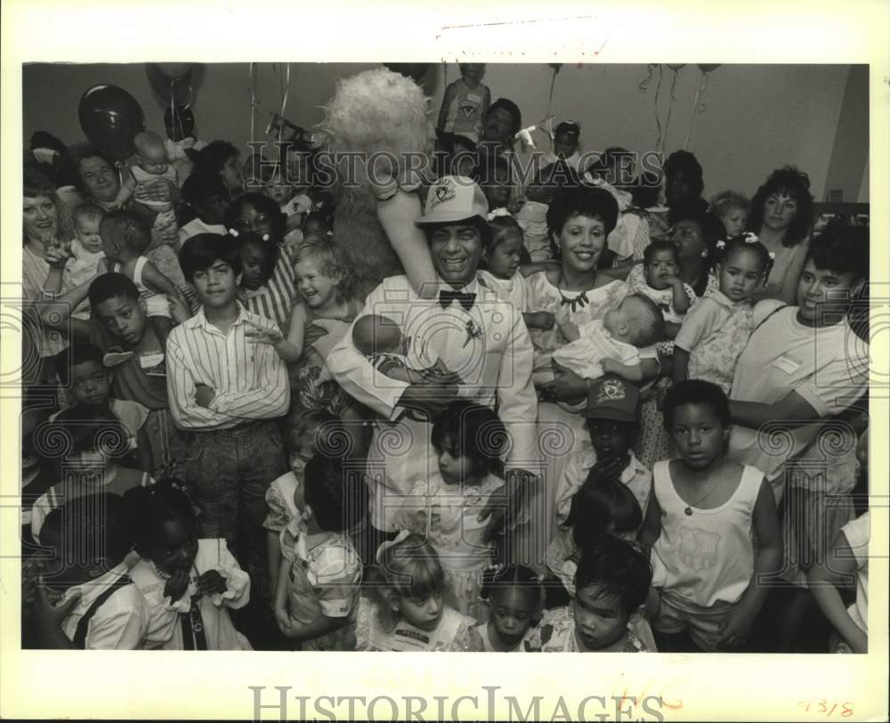 1988 Press Photo Meadowcrest Hospital Doctor Harish Anand with former patients- Historic Images