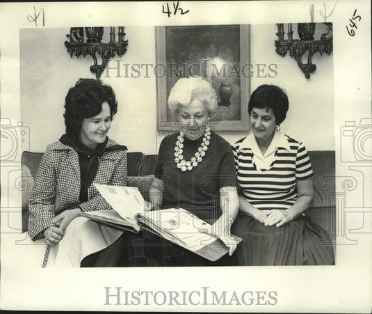 1976 Press Photo Delegates review the history of Eye, Ear Nose & Throat Hospital- Historic Images