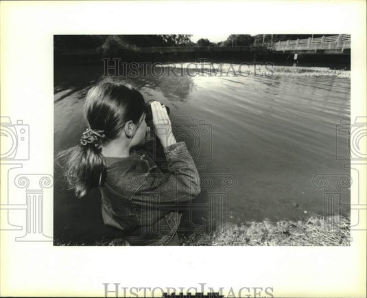 1993 Press Photo Melissa Simon watches New Orleans Million Rubber Duck race- Historic Images