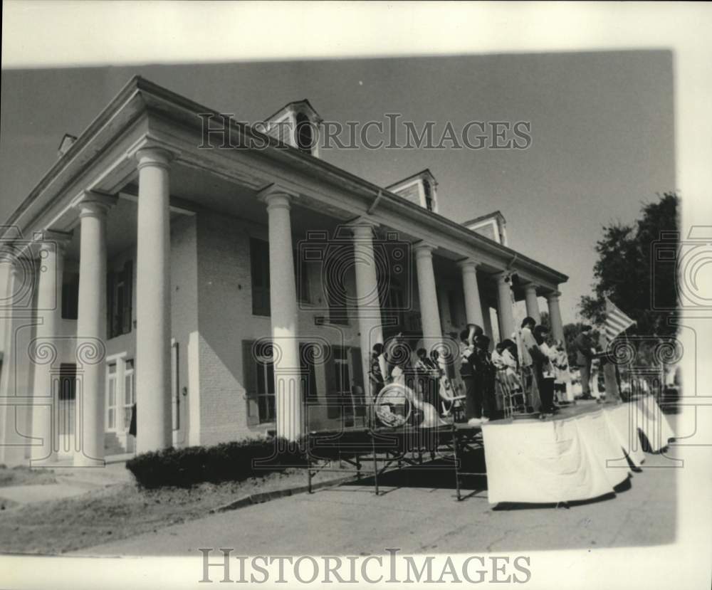 1978 Press Photo Presenting stage in front of Milne Boys&#39; Home- Historic Images