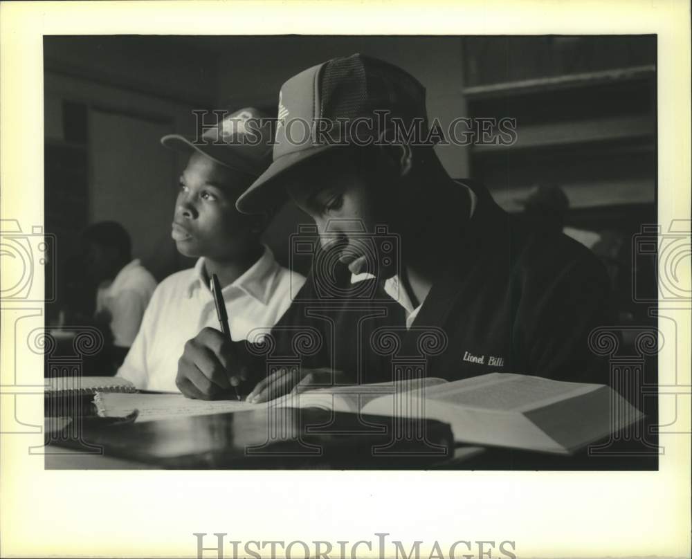 1989 Press Photo Frank Brown and Lionel Billizone at Milne Boys Home- Historic Images