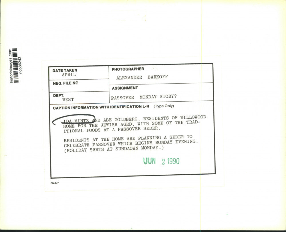 1990 Press Photo Ida Mintz and Abe Goldberg with traditional Passover meal