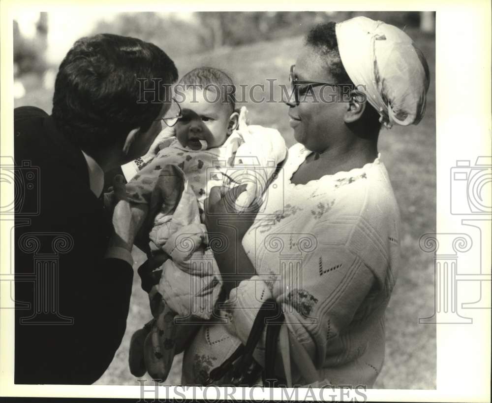 1994 Press Photo Mayoral candidate Donald Mintz greets Emily and Wilma Burtis