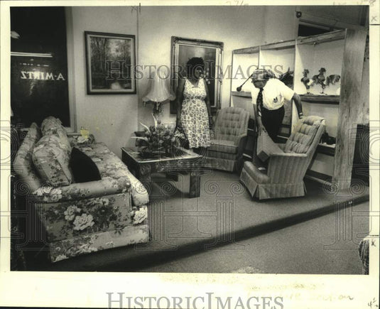1979 Press Photo Sales manager Irving Stetzer with a customer at Mintz Furniture- Historic Images