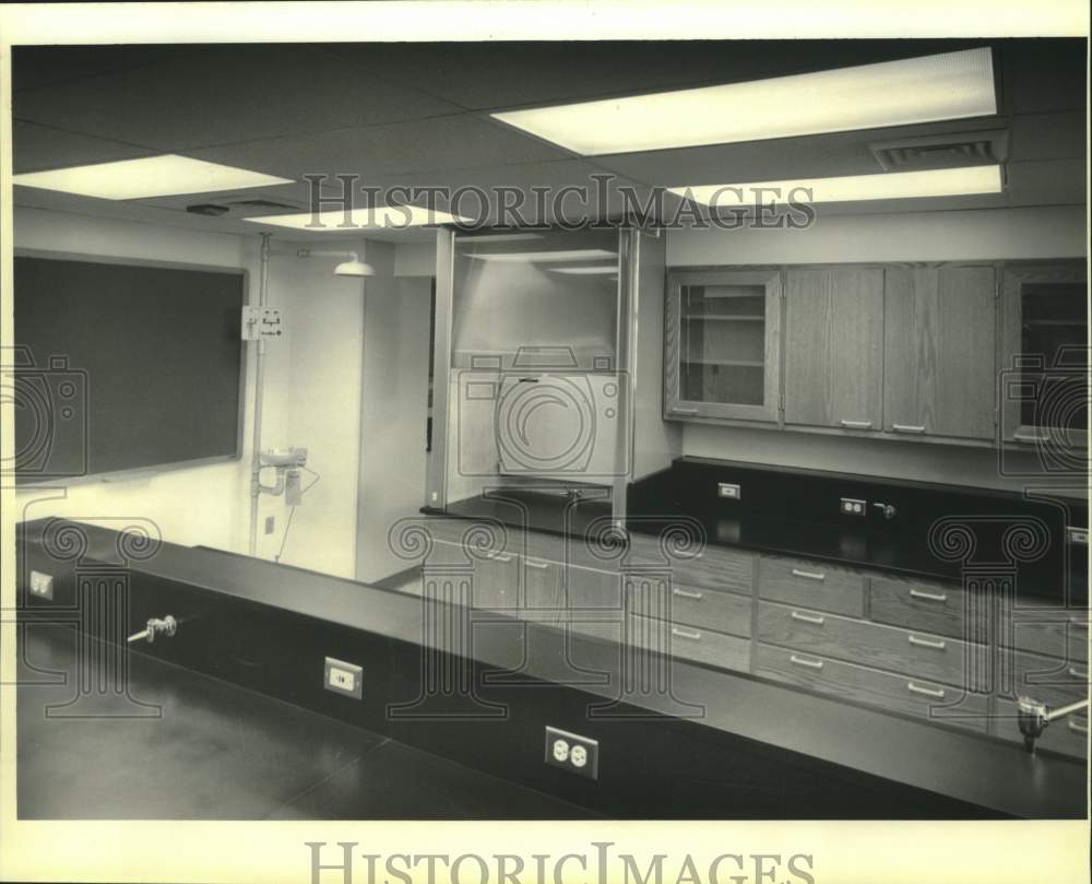 1992 Press Photo Toxicology lab at the Coroners office, Tulane & White Street- Historic Images