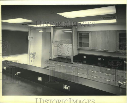 1992 Press Photo Toxicology lab at the Coroners office, Tulane & White Street- Historic Images