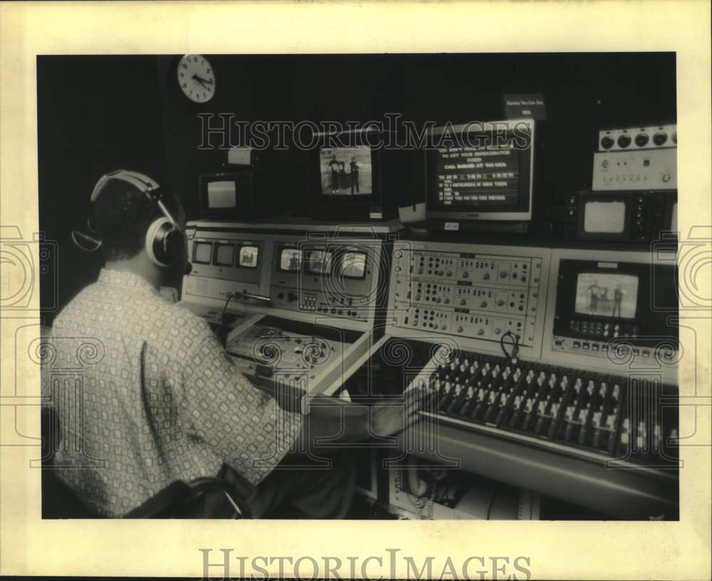 1990 Press Photo Robert King during taping segment for Minority Youth Coalition- Historic Images