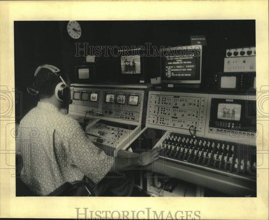 1990 Press Photo Robert King during taping segment for Minority Youth Coalition- Historic Images