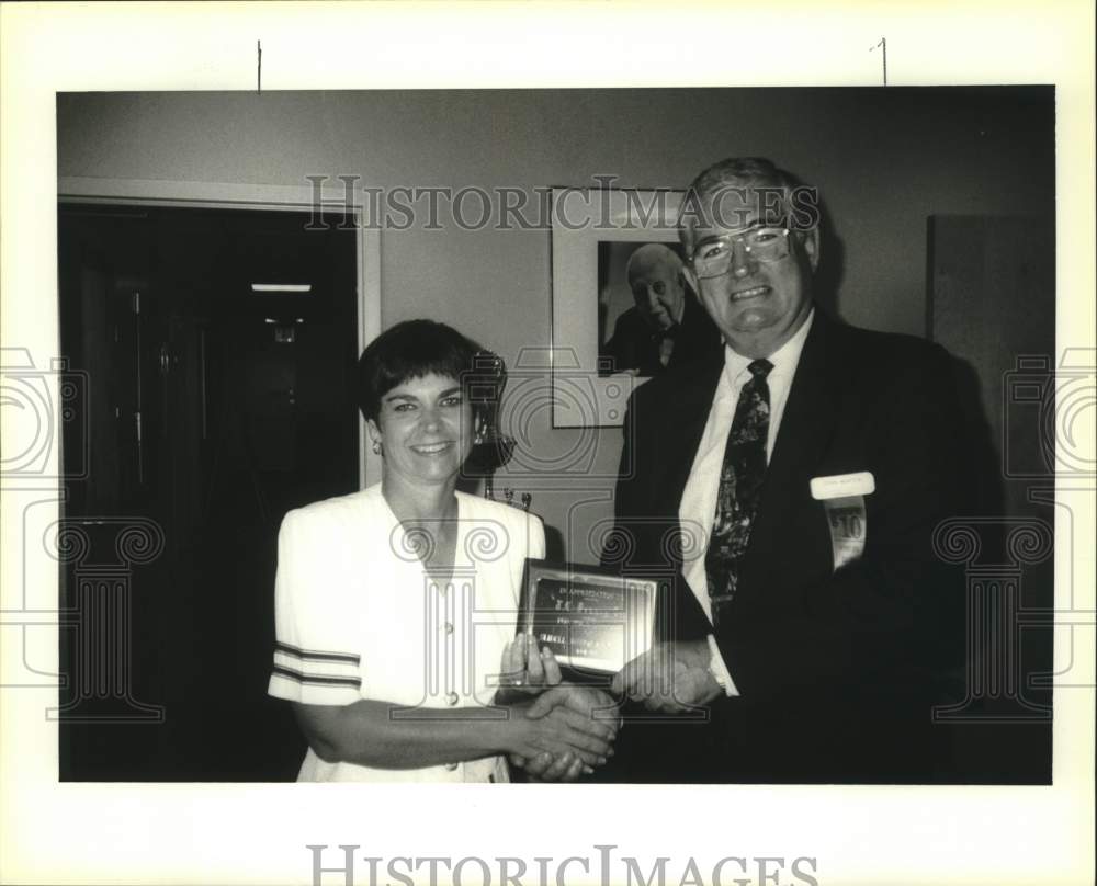 1992 Press Photo JC Penney&#39;s John Minter receives plaque from Carol Eggerding- Historic Images