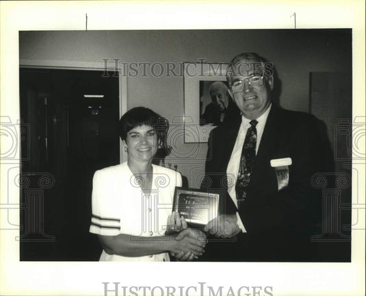 1992 Press Photo JC Penney's John Minter receives plaque from Carol Eggerding- Historic Images