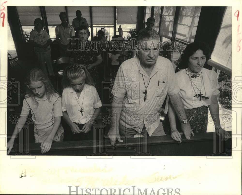 1983 Press Photo The Belangers say a rosary at Miracle of the Rosary Chapel- Historic Images