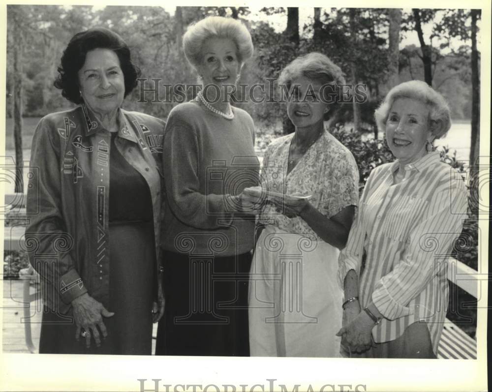 1992 Press Photo Beau Chen Pioneers members present check to Betty Bichler- Historic Images