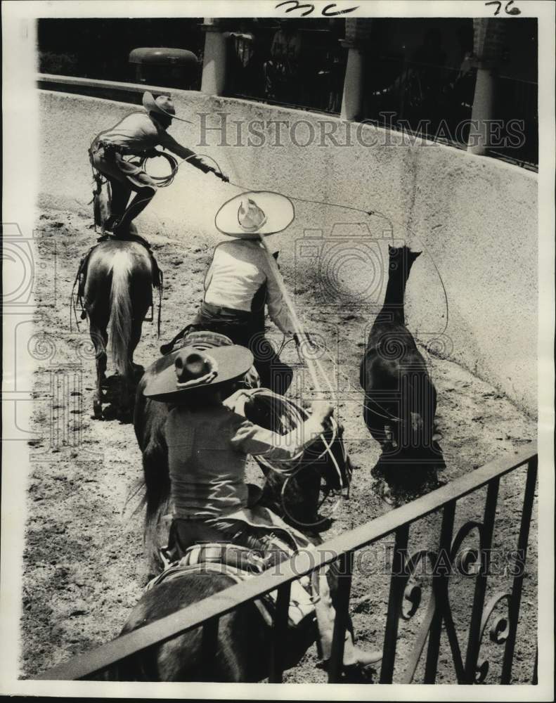 1975 Press Photo Mexico&#39;s Charreada horsemanship event- Historic Images