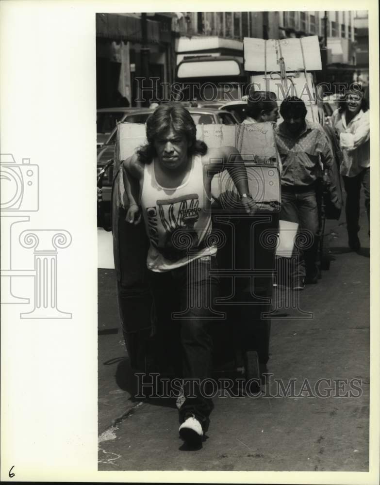 1993 Press Photo Vendors haul goods to a street market in Mexico City- Historic Images