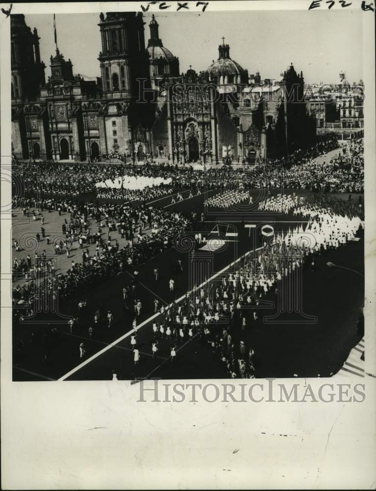 1968 Press Photo The 400-year-old cathedral dominates main plaza in Mexico City