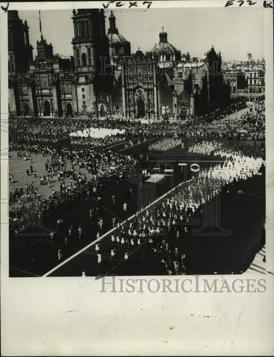 1968 Press Photo The 400-year-old cathedral dominates main plaza in Mexico City