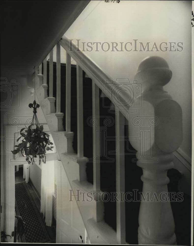 1980 Press Photo General view of the stairway at Guest House- Historic Images