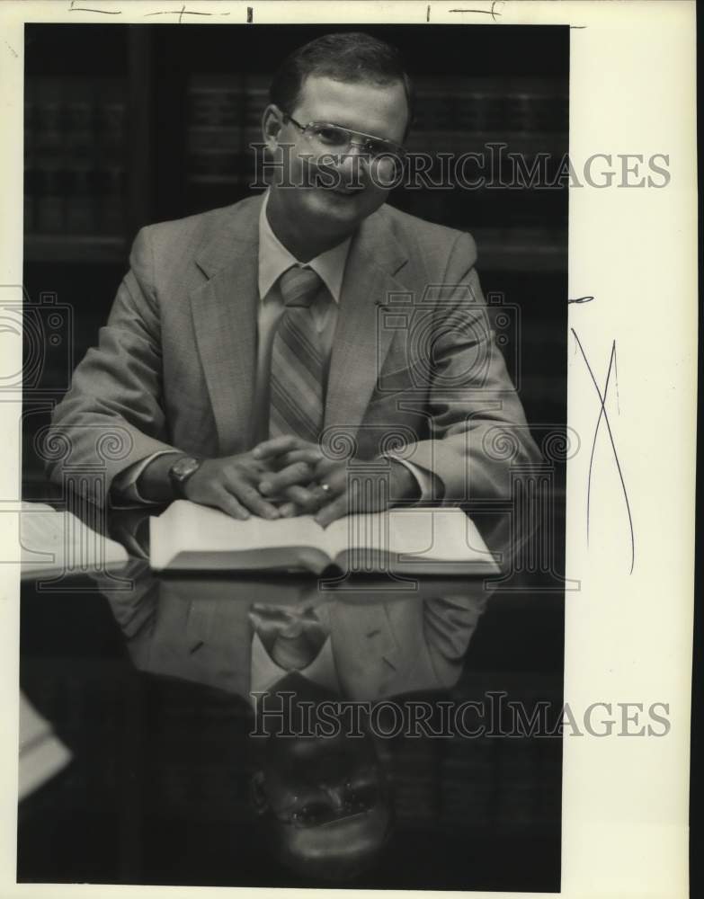 1991 Press Photo Pat McTopy as Arnold Labat&#39;s chief administrative officer- Historic Images