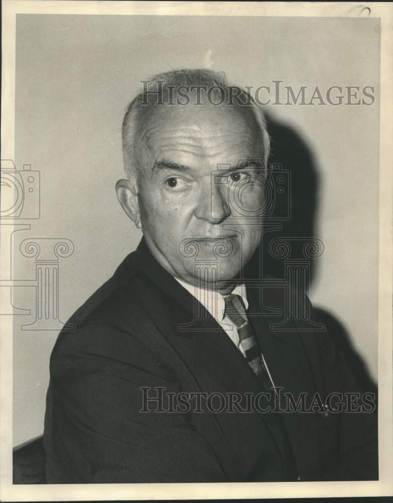 Load image into Gallery viewer, 1968 Press Photo Stewart Meacham of the American Friends Service Society
