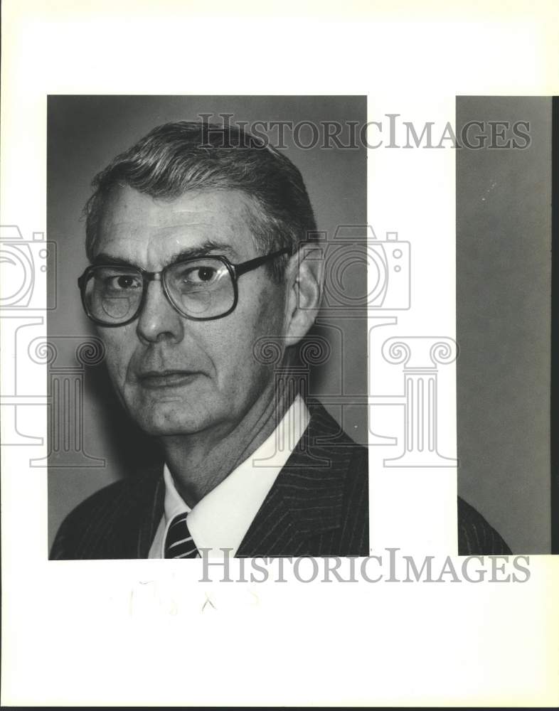 1990 Press Photo Edward J. Mead at super conductor panel discussion- Historic Images