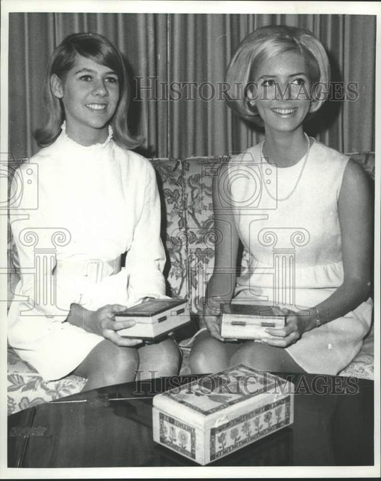 1968 Press Photo Susan Terkuhle and Elaine Mead - nob86568