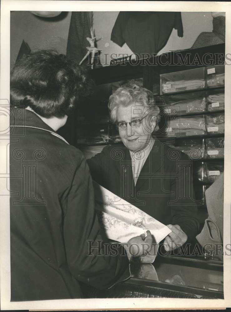 1961 Press Photo Catherine McPhail sells scarf and is also the mayor of Dunoon- Historic Images