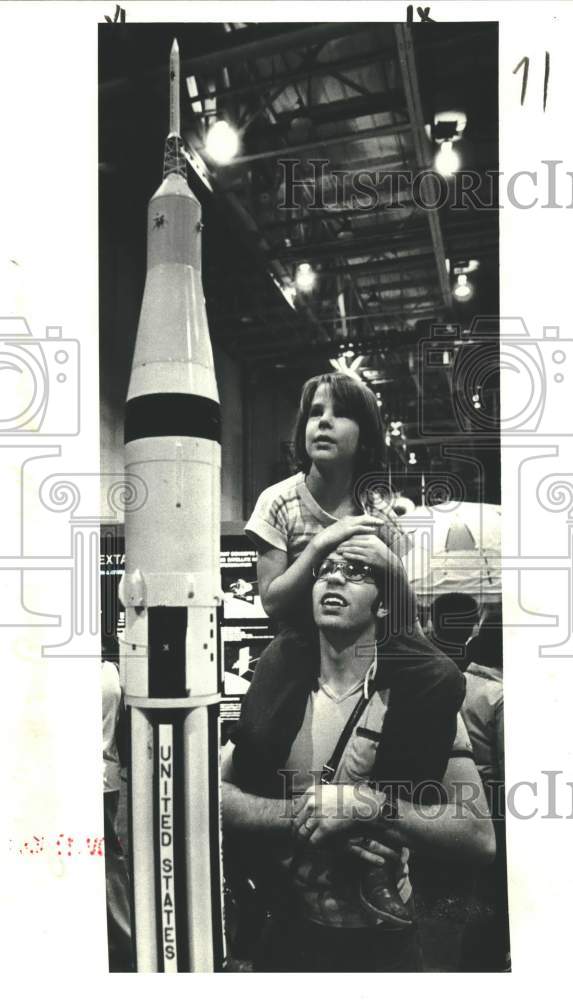 1980 Press Photo Visitors examine a Saturn 5 rocket model at Michoud open house- Historic Images