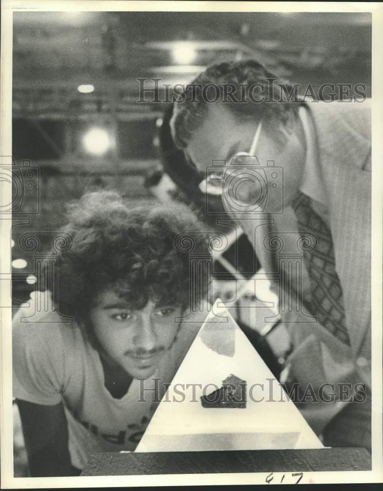 1976 Press Photo Observers examine a moon rock at Michoud Test Facility- Historic Images