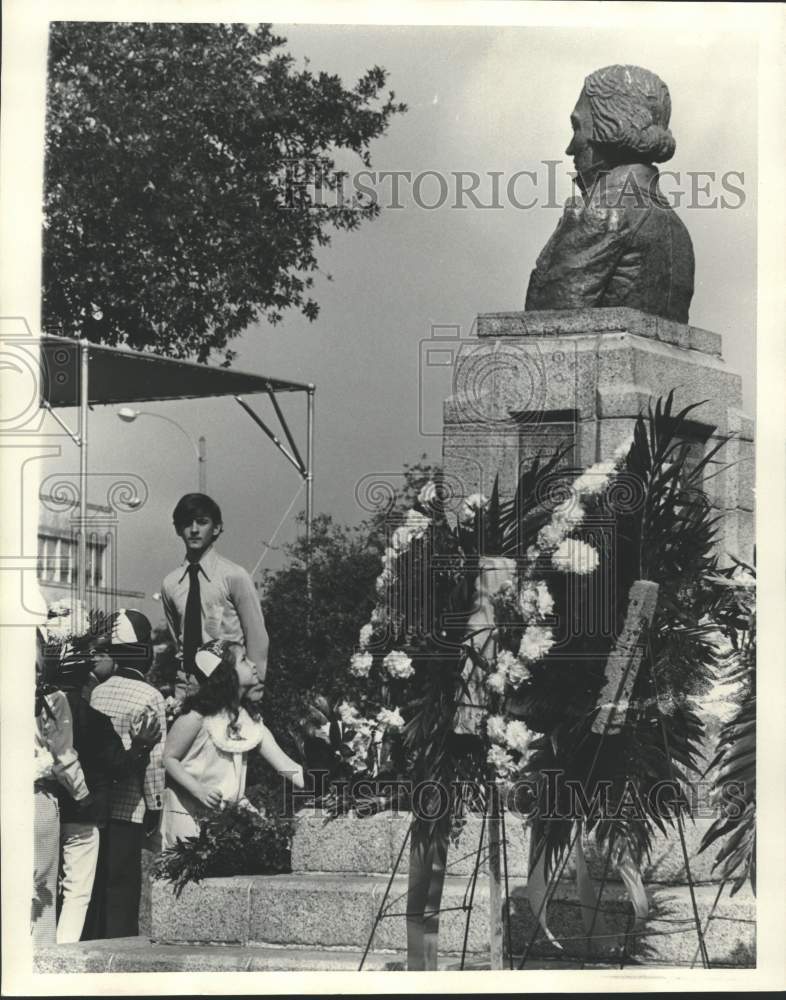 1975 Press Photo Children place flowers at the monument during John McDonogh Day