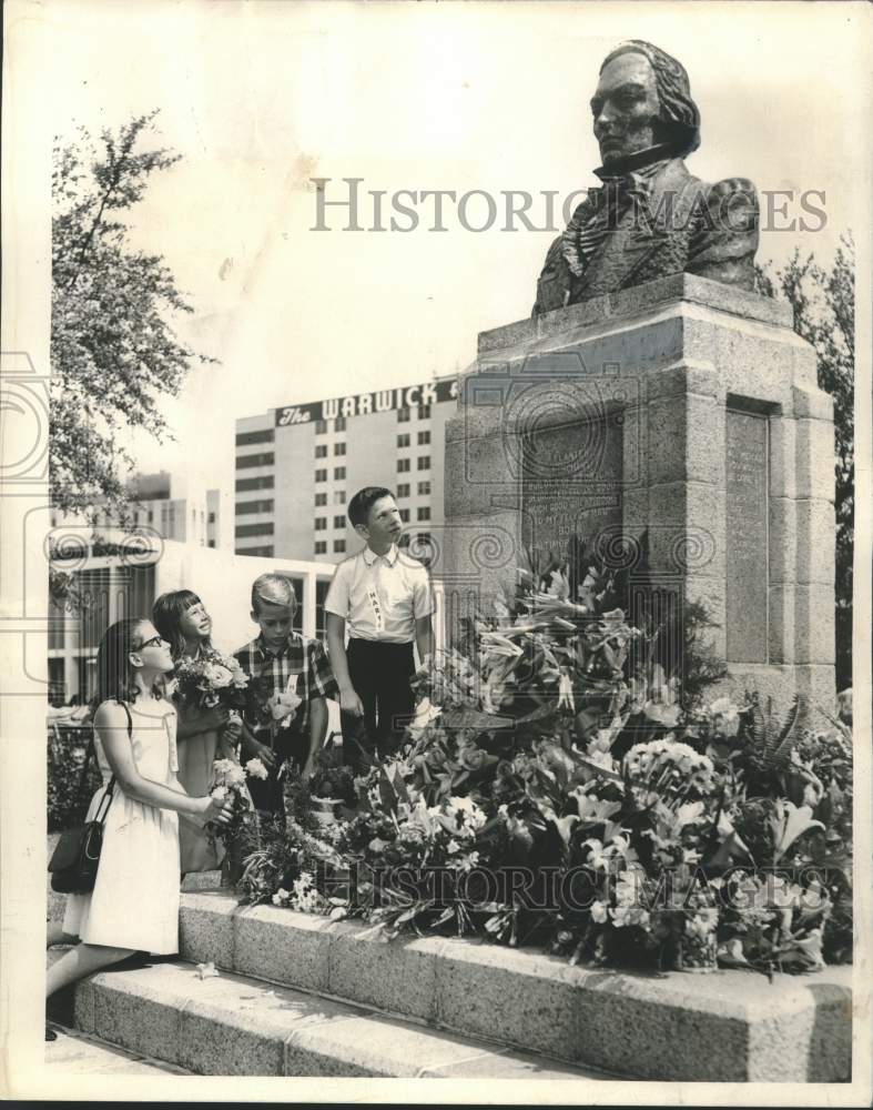 Load image into Gallery viewer, 1965 Press Photo Placing flowers at the John McDonogh monument - nob86692
