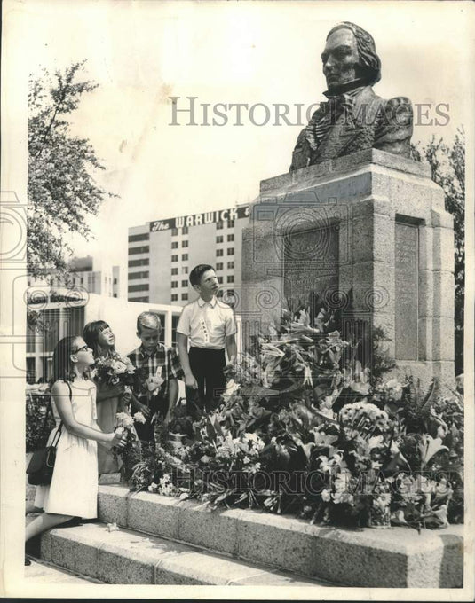 1965 Press Photo Placing flowers at the John McDonogh monument - nob86692