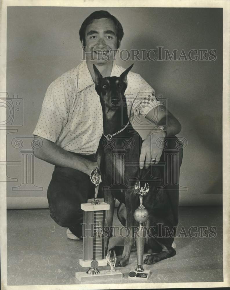 1974 Press Photo Walter Meyers, owner of Doberman Hilda - Dog winner- Historic Images