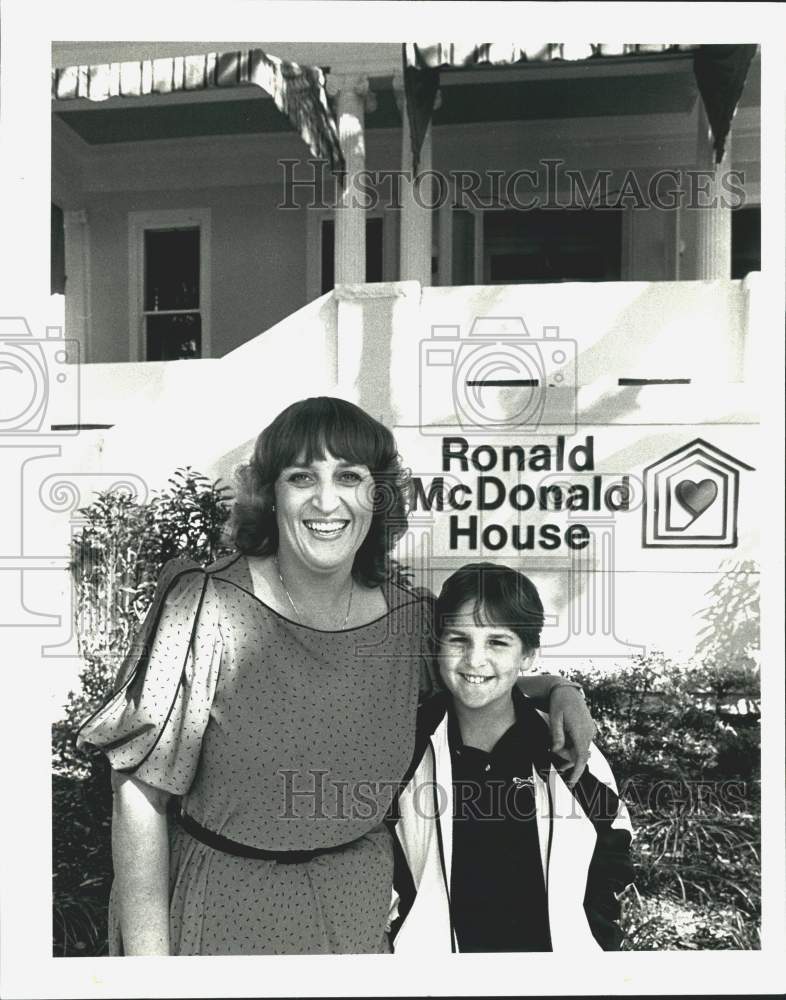 1983 Press Photo Mother and child in front of Ronald McDonald House- Historic Images