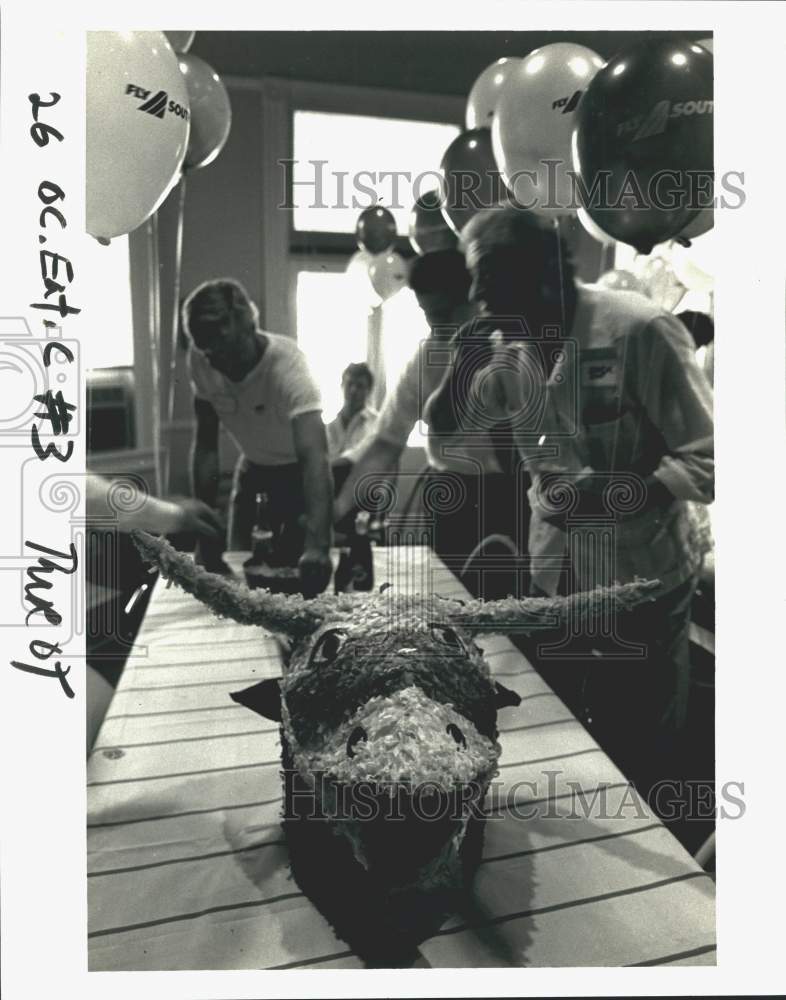 1986 Press Photo A pinata sits on the table in the Ronald McDonald House- Historic Images