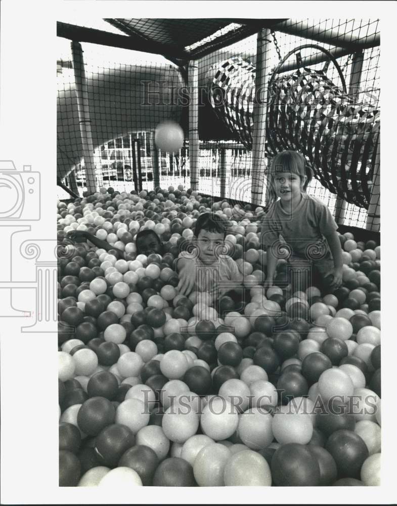 1989 Press Photo Children in the play equipment at the McDonald's Hamburger- Historic Images