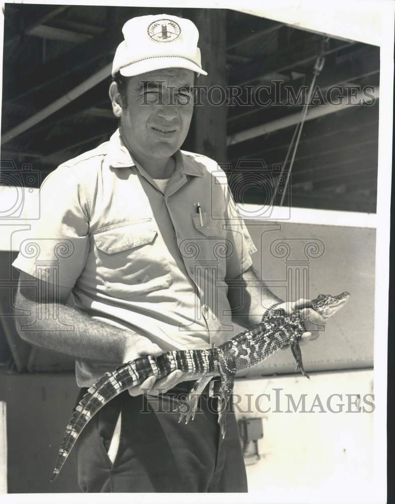 1974 Press Photo Biologist Larry McNease holds alligator at Rockefeller Center- Historic Images