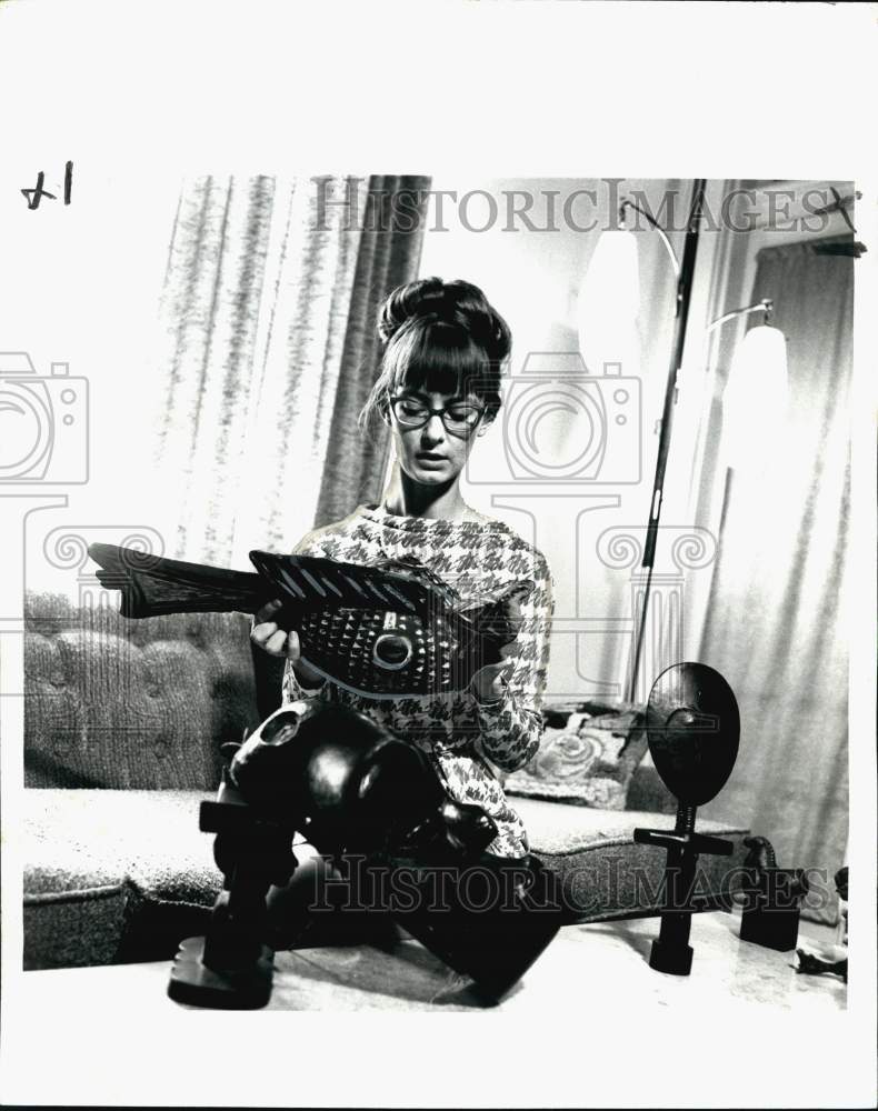 1967 Press Photo Mrs. peggy M&#39;Dowell of Loyola University shows &quot;bobo&quot; headmask- Historic Images