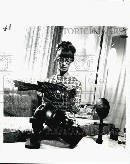 1967 Press Photo Mrs. peggy M'Dowell of Loyola University shows "bobo" headmask- Historic Images