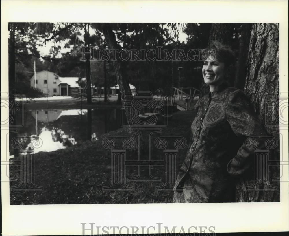 1994 Press Photo Lorraine Mayer stands outside her home in Ponchatoula- Historic Images