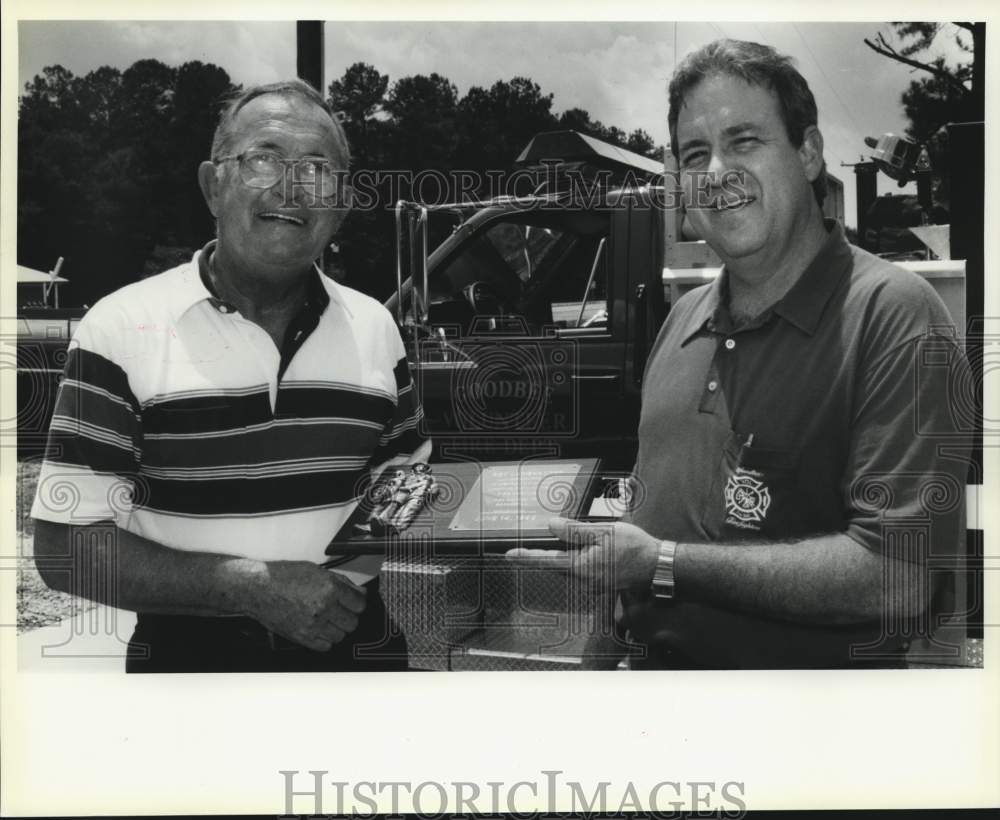 1992 Press Photo Roy Langhausser receives plaque from Lou Babin during ceremony- Historic Images