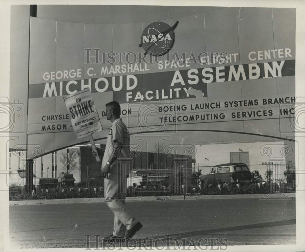 1965 Press Photo Man on strike at Michoud Assembly Facility- Historic Images