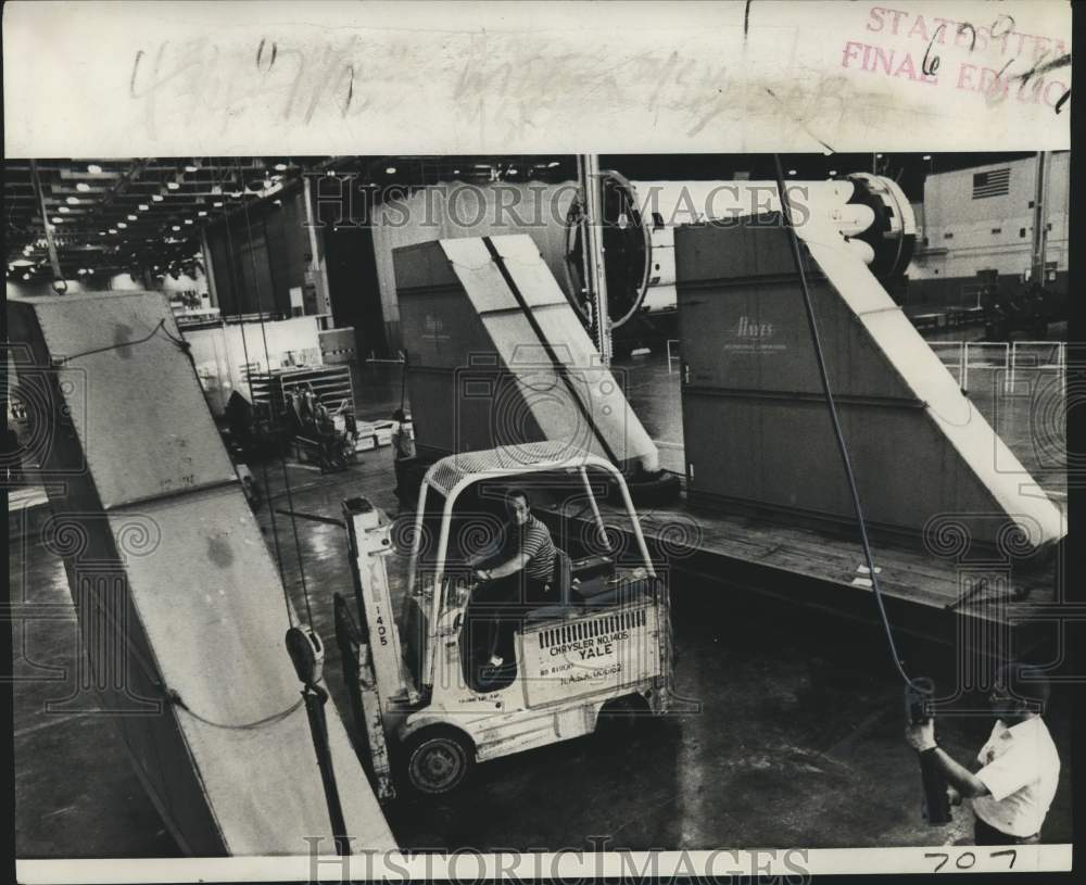 1973 Press Photo Technician loading replacement fins aboard a trailer at NASA- Historic Images