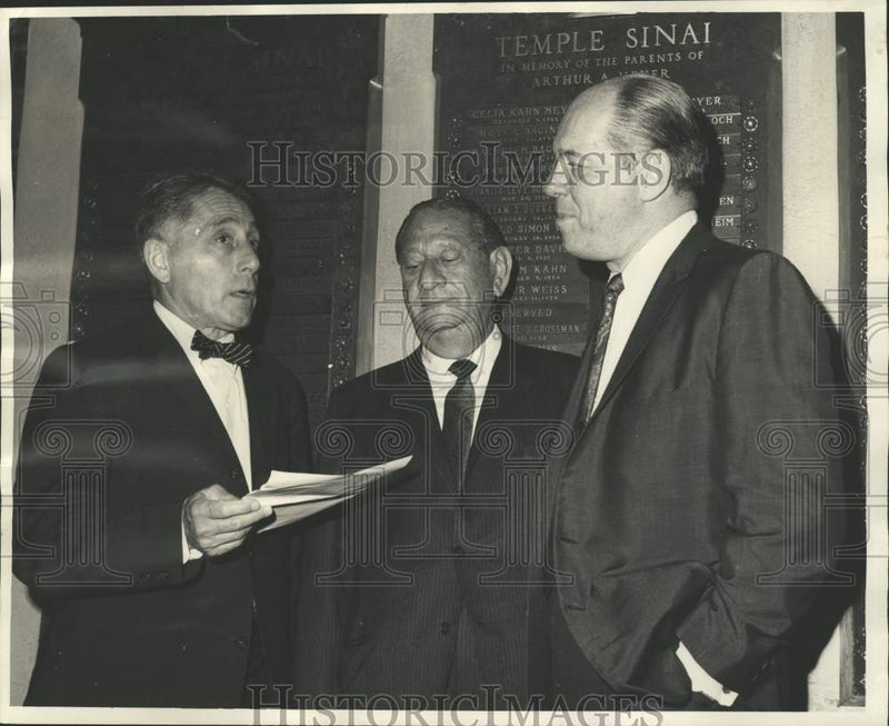 Load image into Gallery viewer, 1967 Press Photo Discussion on Israel Emergency Fund - nob87202
