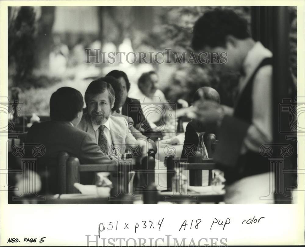 1993 Press Photo Locals during business lunch in Zona Rosa, Mexico City- Historic Images