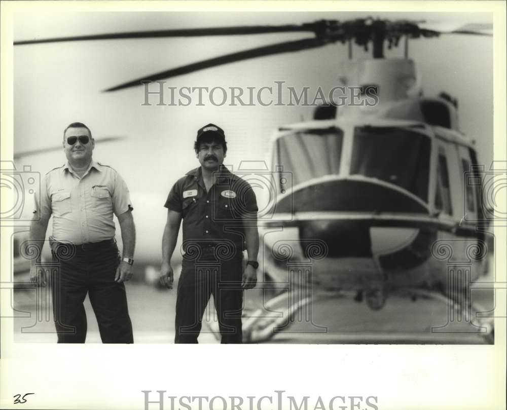 1993 Press Photo Jim Snyder and Frank Ochoa pose outside PHI hanger in Mexico- Historic Images