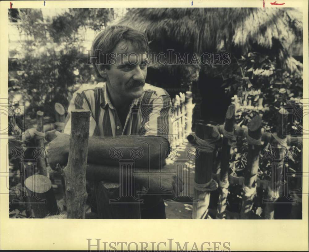 1990 Press Photo Maurice McRaney poses in Amazon Exhibit at Aquarium of Americas- Historic Images