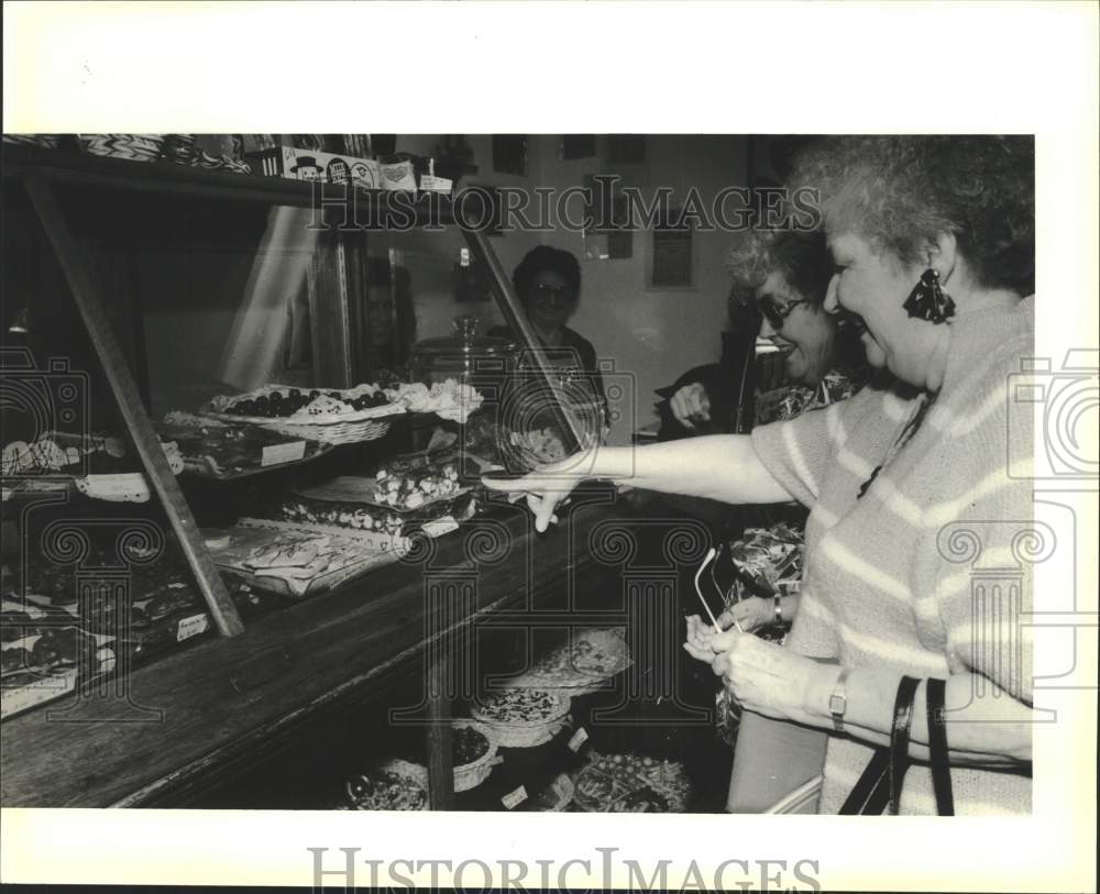 1990 Press Photo Pat Mechler and Joan Davis at a local candy store in Kener- Historic Images