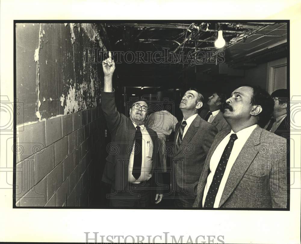 1984 Press Photo House committee officers inspect the Charity Hospital- Historic Images