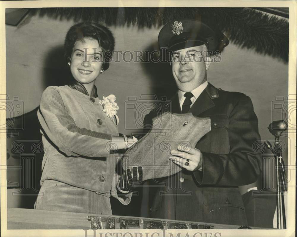 1959 Press Photo Miss America Lynda Lee Mead presents plaque to Maj. G. Everett- Historic Images